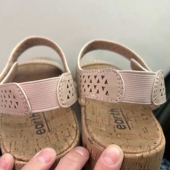 Earth Women's laser cut strap tan/beige Estella Sandals size 8.5 - Picture 12 of 12